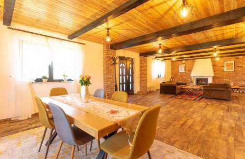 Bucsoaia Cabin | Hamergas Hill