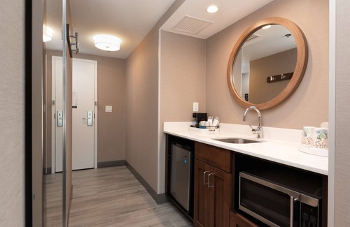 Crystal City Hotel | Hampton Inn & Suites Arlington Crystal City DCA