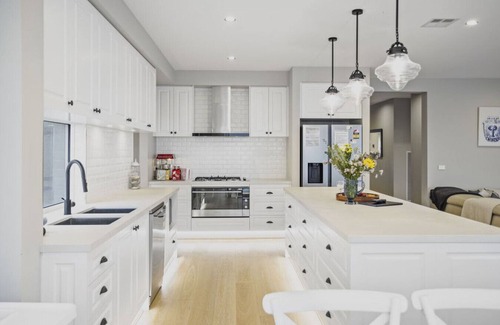 Torquay Apartment | Hamptons in Torquay - 5 bath, Pool, Spa & Theatre!