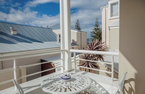 Middleton Beach Apartment | Hamptons style two-story 3 bed, 2 bath apartment located at the heart of Binalup