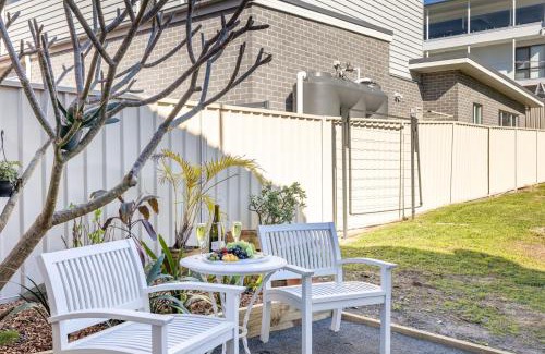 Corlette House | Hanks Corlette House, 49 Pantowora St - pet friendly, air con, boat parking, Wi-Fi