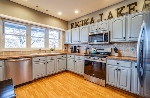 Dundee House | Happy Daze, lake home on Keuka Lake with EV charger, sleeps 10