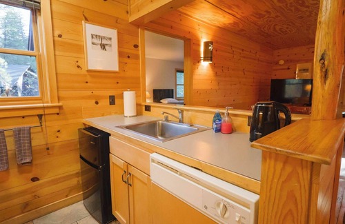 Mazama Cabin | Happy Pines 2BR Cabin w/King & Twin Beds
