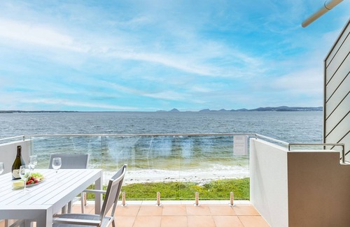 Soldiers Point Apartment | Harbourside, 15/3-7 Soldiers Point Road - right on the waterfront