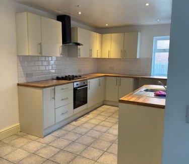 Blackpool House | Harmony House - Close to Blackpool FC - Excellent Transport Links - Sleeps up to 6