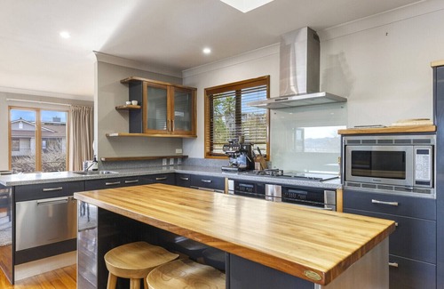 Waipahihi House | Harvey Lake House - stylish comfort with lake views
