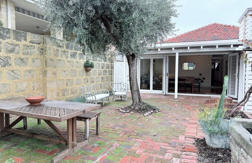South Fremantle House | Harveys Beach house is located only minutes to South Beach and a variety of cafes and restaurants