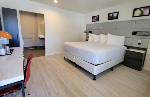 Newhall House | Hassle-free Stay! Minutes to Pruneridge Golf Club! FREE Parking On-site!