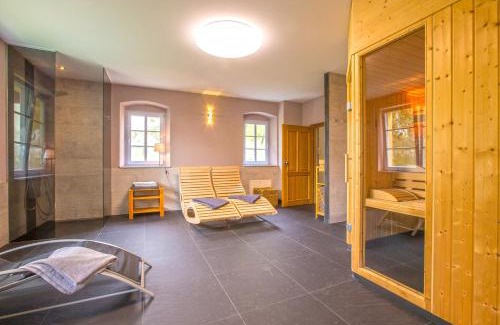 Kleinhennersdorf House | Haus of Lords