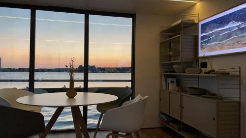 Schleswig Boat Rental | Hausboot Fjord Schleiliebe mit Biosauna und Dachterrasse in Schleswig