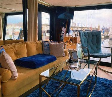 Ronnau Boat Rental | Hausboot mit Traumlage in Lübeck-Travemünde