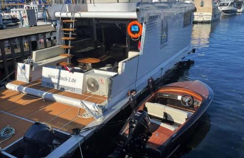 Ronnau Boat Rental | Hausboot mit Traumlage in Lübeck-Travemünde