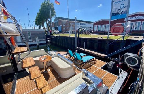 Ronnau Boat Rental | Hausboot mit Traumlage in Lübeck-Travemünde