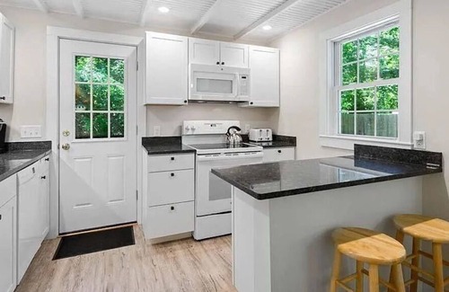 Brewster Cottage | Hawks Nest with Private Beach Path