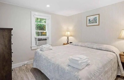 Brewster Cottage | Hawks Nest with Private Beach Path