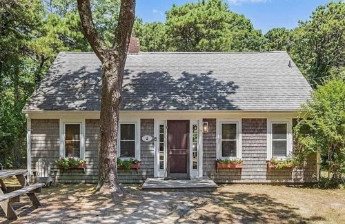 Brewster Cottage | Hawks Nest with Private Beach Path