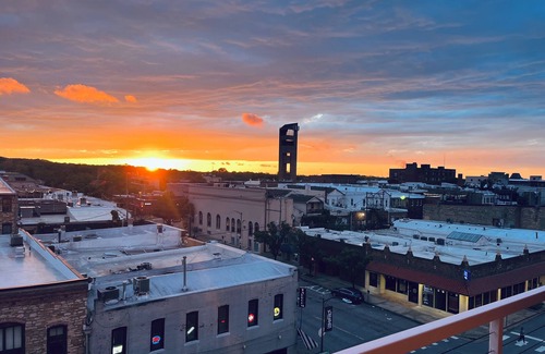 Oread Condo | HawksNest - Cozy 1-bedroom condo with WiFi, AC in lovely Lawrence