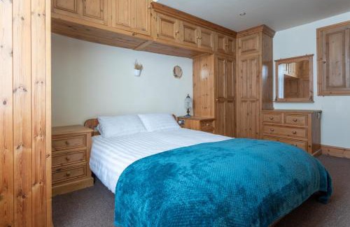 Haworth House | Haworth Village House - Sleeps 6 Parking & Pets!