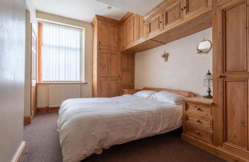 Haworth House | Haworth Village House - Sleeps 6 Parking & Pets!