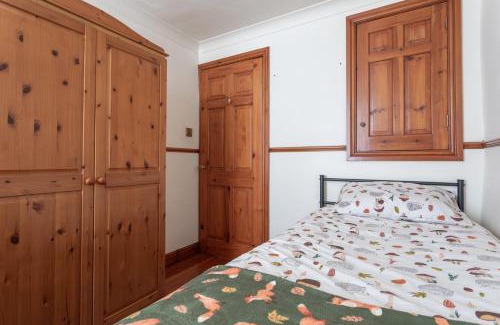 Haworth House | Haworth Village House - Sleeps 6 Parking & Pets!