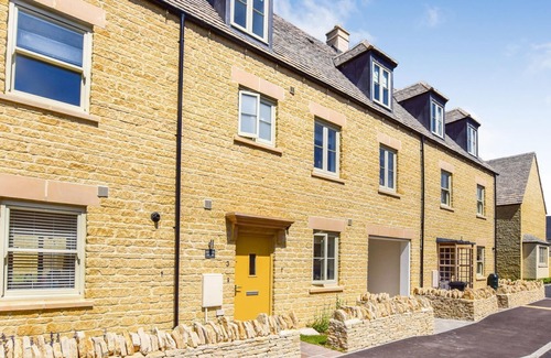 Northleach House | Hawthorn Cottage - sleeps 8 guests in 4 bedrooms