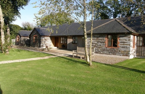 Callington Cottage | Hawthorn-luxury 4 bed cottage- great views, indoor pool hot tub, gym, fishing.