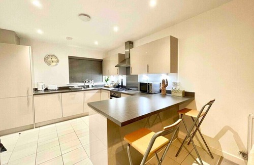 Swindon House | Hazel house enjoy a peaceful home with parking