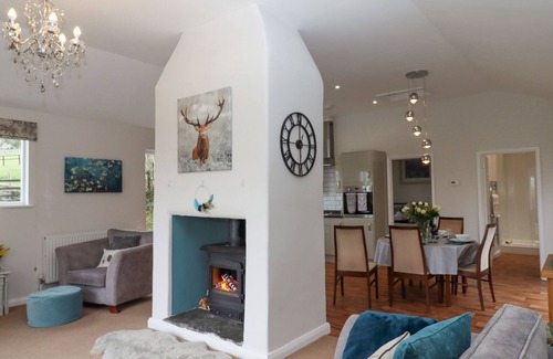 Crediton Cottage | HAZELNUT LODGE, pet friendly, with open fire in Crediton