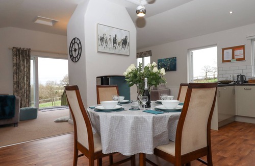 Crediton Cottage | HAZELNUT LODGE, pet friendly, with open fire in Crediton