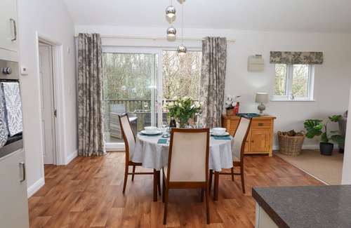 Crediton Cottage | HAZELNUT LODGE, pet friendly, with open fire in Crediton