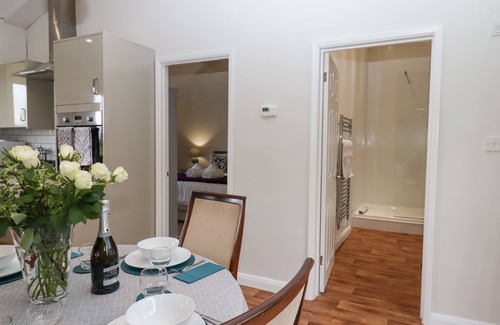 Crediton Cottage | HAZELNUT LODGE, pet friendly, with open fire in Crediton