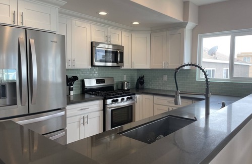 Hollywood House | Hear the Surf from the Rooftop deck! 3Bed/2Bath
