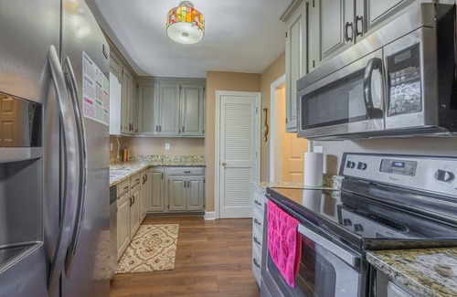 Athens House | Heart of Athens! Beautiful Townhouse, 15 Minute Walk to Stadium, Downtown.