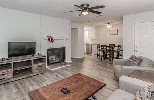 Grapevine Apartment | Heart of Grapevine 2 Bedroom 2 Bath