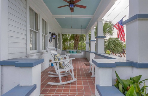 Historic Downtown Apalachicola Cottage | Heart of Historic Apalachicola, Nostalgic Florida “Blue Moon Cottage ”