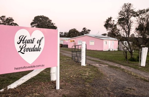 Keinbah House | Heart of Lovedale - Experience our charming pink home in Hunter Valley.