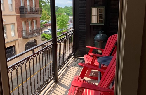 Oxford Condo | Heart of the Square-Walk to Grove!