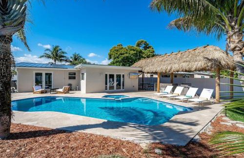 Harbor Village House | Heated Pool - 1 Km to Beach - FirePit