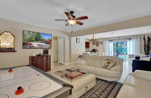 Hallandale Beach Villa | Heated Pool Elegant Family Home 10 Min to Beach