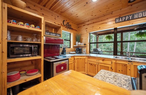 Broken Bow Cabin | Heated Pool | Secluded | Dog Friendly | Hot Tub