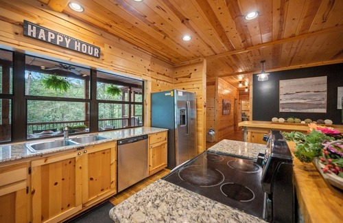 Broken Bow Cabin | Heated Pool | Secluded | Dog Friendly | Hot Tub