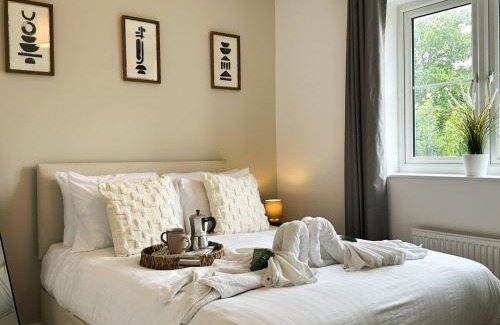 Stanwell House | Heathrow Home - Sleeps 6 - Free Parking