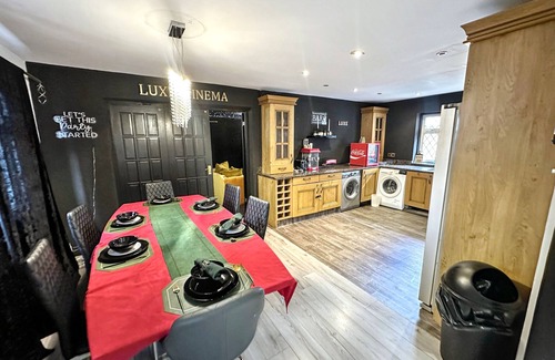 Colnbrook House | Heathrow House with Hot tub and Garden
