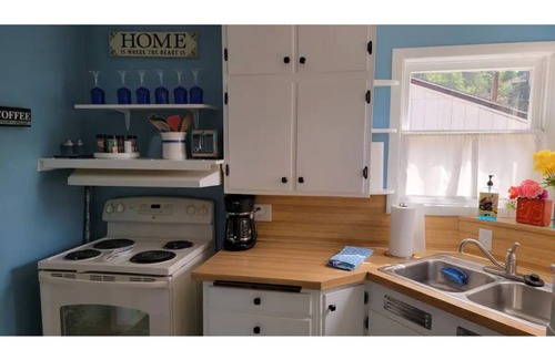 Roseburg House | Heavenly Bungalow, immaculately clean, close to downtown!
