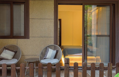Emeishan House | Heinemann Hotel courtyard or terrace king room B106— with a jacuzzi and a local