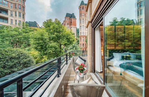 Emeishan House | Heinemann Hotel courtyard or terrace king room B106— with a jacuzzi and a local