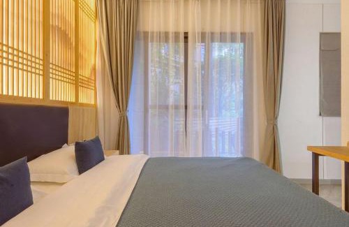 Emeishan House | Heinemann Hotel Sunny King Room without Bathtub A308 with a jacuzzi and a local