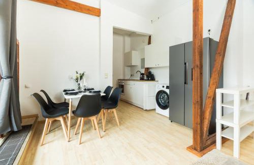 Tempelhof Apartment | Helle & gemütliche Dachwohnung mit Terasse