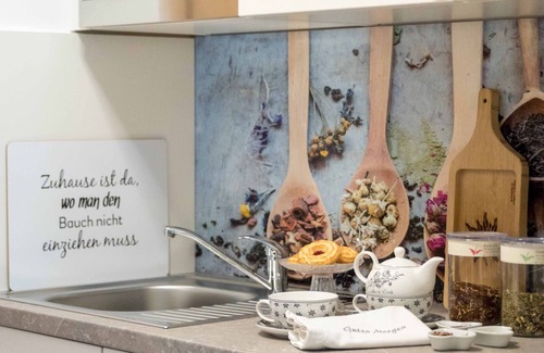 Riedenburg Apartment | Helle, neu renovierte Suite mit hochwertigen Schreinermöbeln und zwei Balkonen