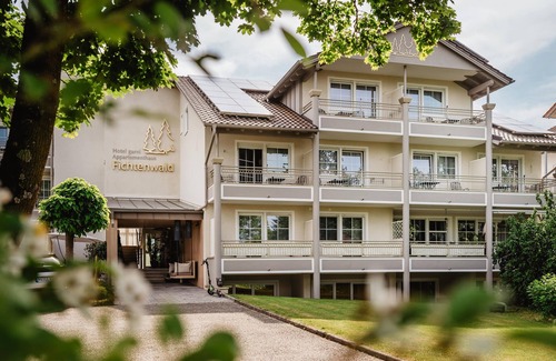 Riedenburg Apartment | Helle, neu renovierte Suite mit hochwertigen Schreinermöbeln und zwei Balkonen